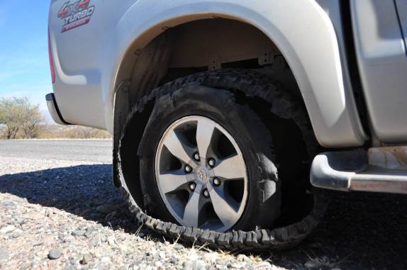 Pneu destruído entre as cidades de Amaicha e Santa Maria, na Argentina